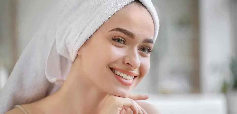 Mulher sorrindo com a mão apoiada no queixo