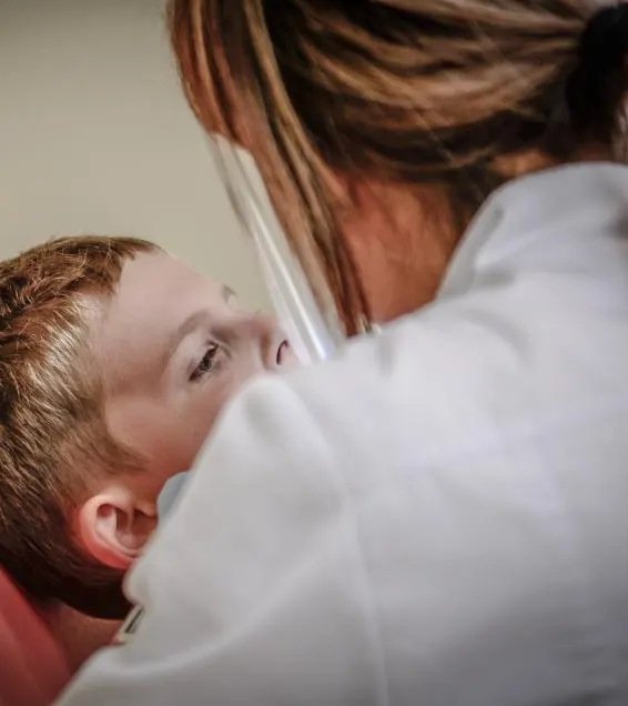 Dentista examinando um paciente jovem, foto de exemplo